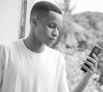 Hombre chateando por whatsapp